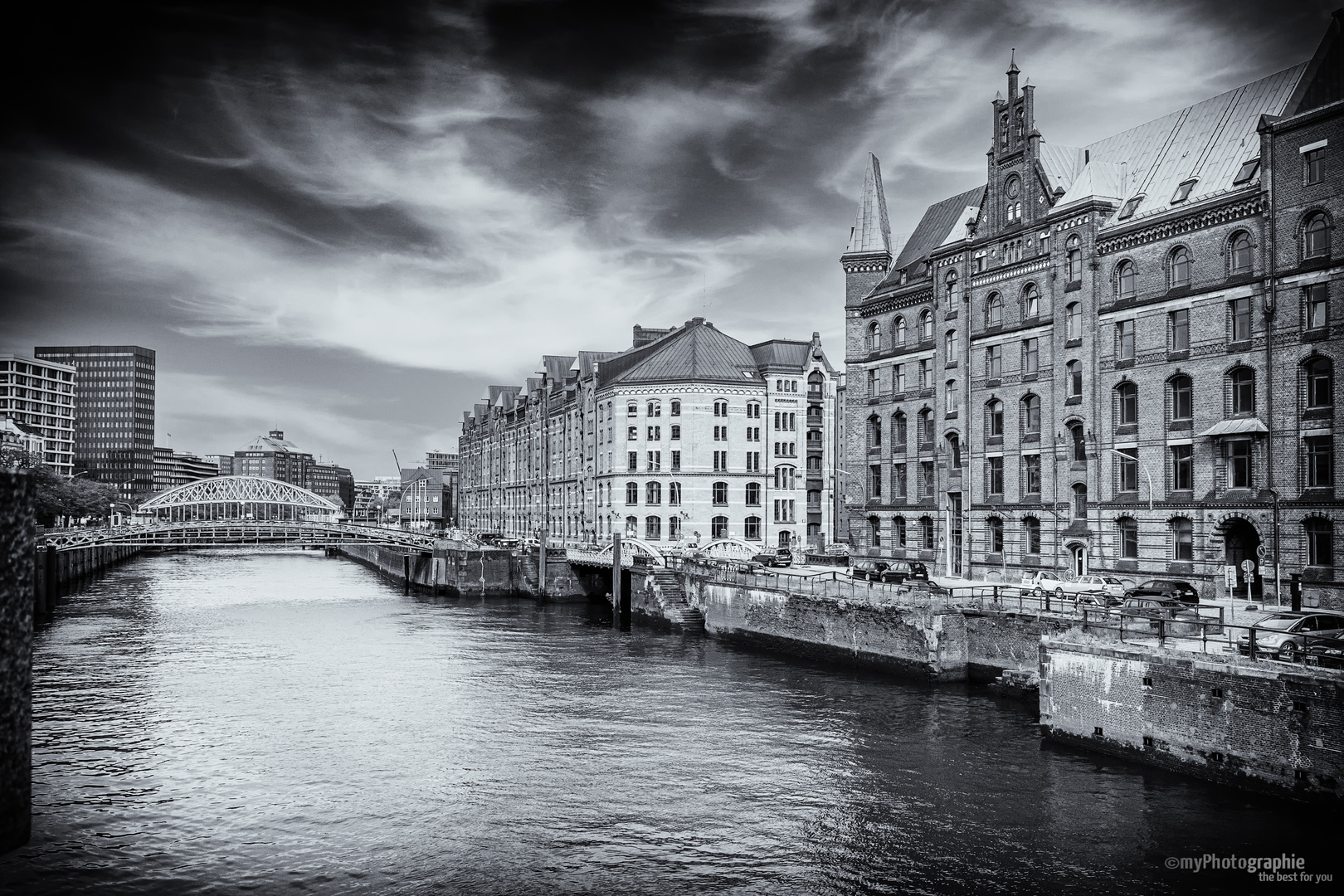 Blick auf die Kibbelstegbrücke und Jungfernbrücke in HH