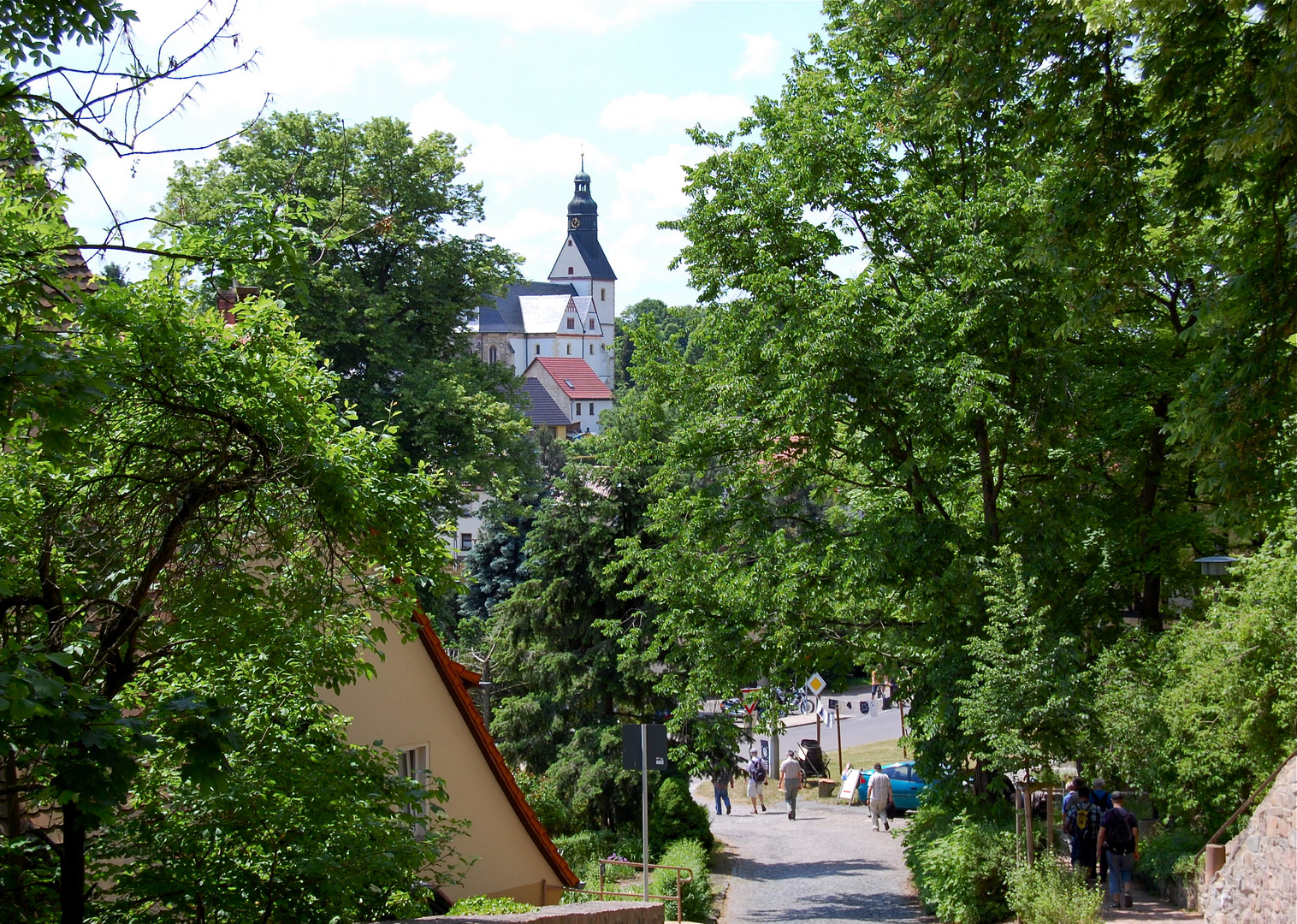 Blick auf die Kirche…