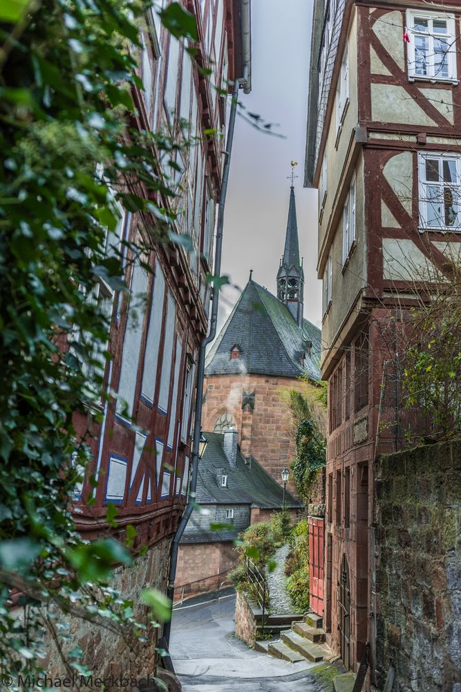 Blick auf die Kirche, Altstadt in Marburg