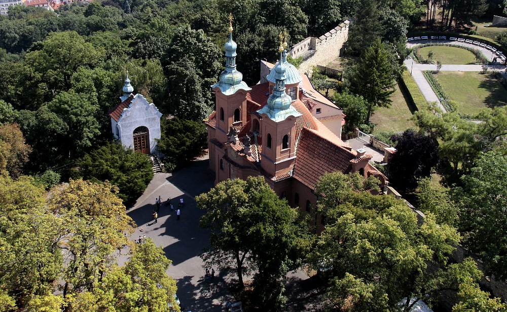 Blick auf die Kirche auf dem Petrín