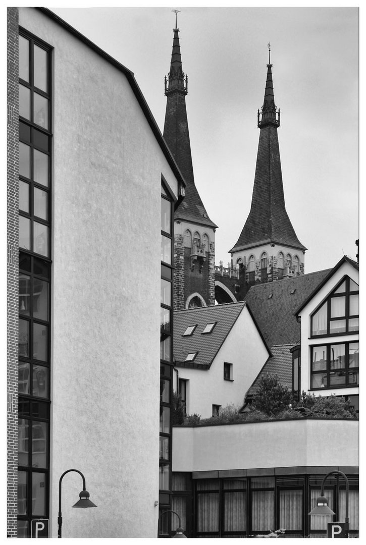 Blick auf die Kirche in Köthen, im VG das Sparkassengebäude