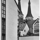 Blick auf die Kirche in Köthen, im VG das Sparkassengebäude