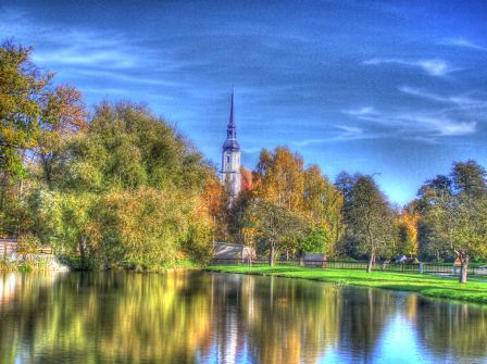 Blick auf die Kirche uber den Trutzmühlteich