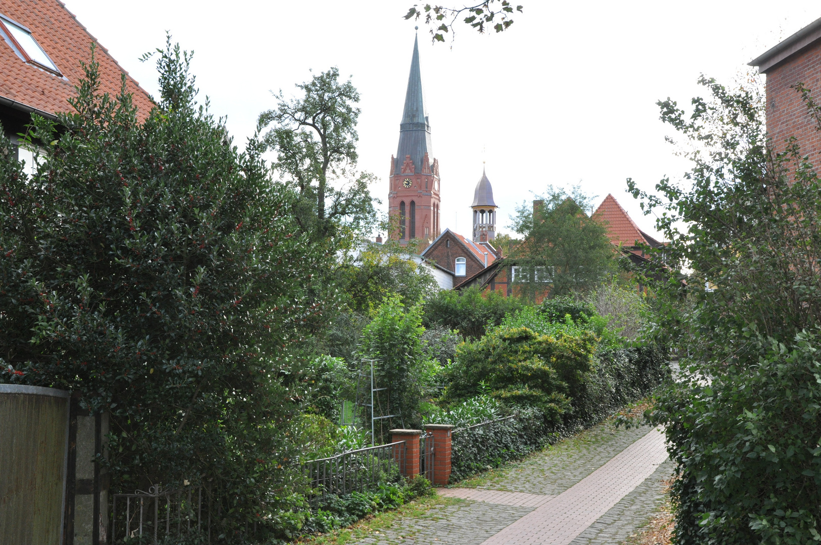 Blick auf die Kirche und den Rathausturm