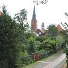 Blick auf die Kirche und den Rathausturm