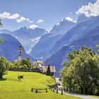 Blick auf die Kirche von Soglio, in der Schweiz