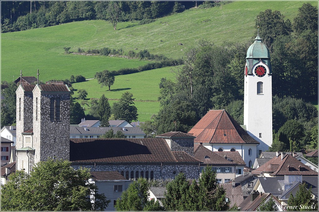 Blick auf die Kirchen von Netstal