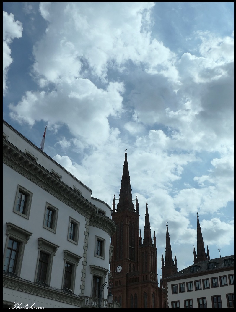 Blick auf die Kirchturm-Uhr