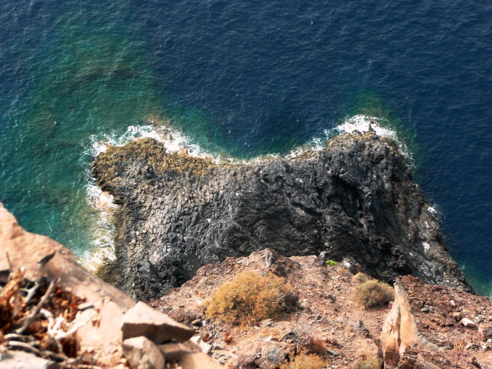 Blick auf die Klippen und aufs Meer