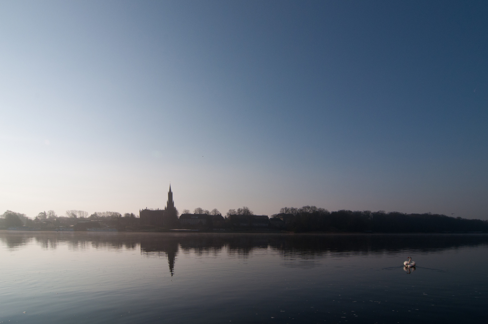 Blick auf die Klosterkirche in Malchow am frühen Morgen