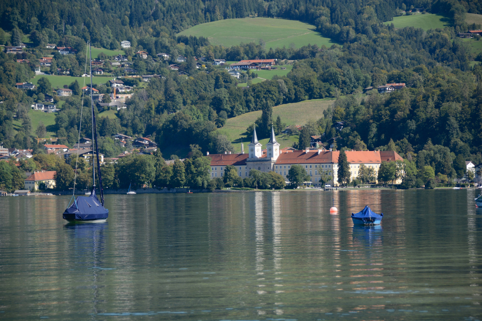 Blick auf die Klosterkirche St. Quirin am Tegernsee