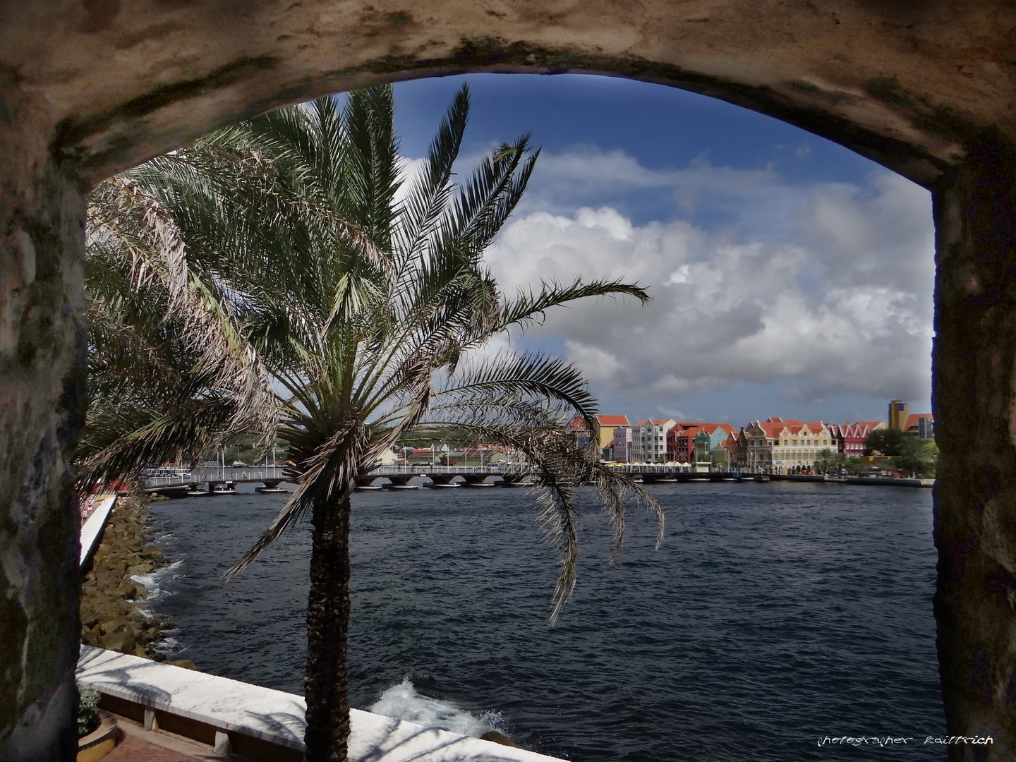 Blick auf die Königin-Emma-Brücke....