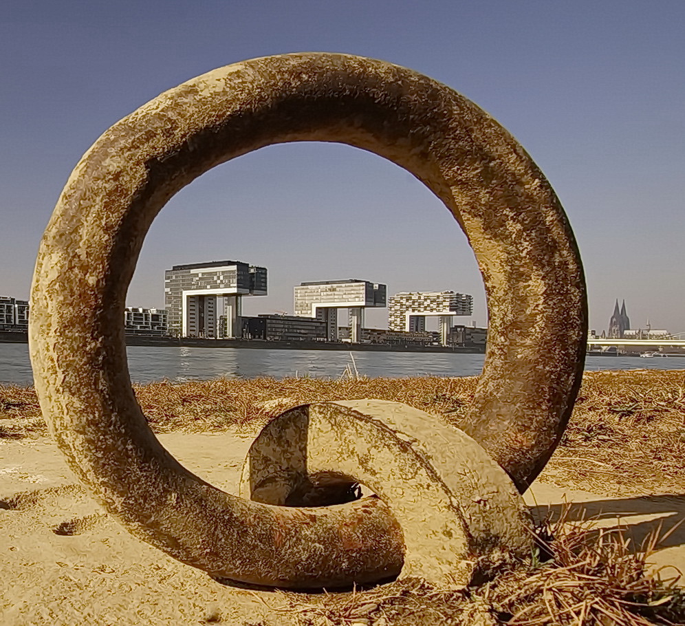 Blick auf die Kranhäuser im Rheinauhafen Köln