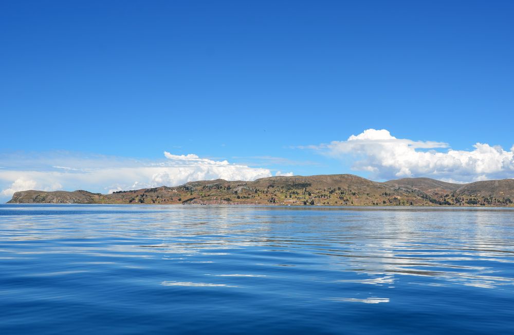 Blick auf die Küste der Halbinsel Capachica am Titicacasee