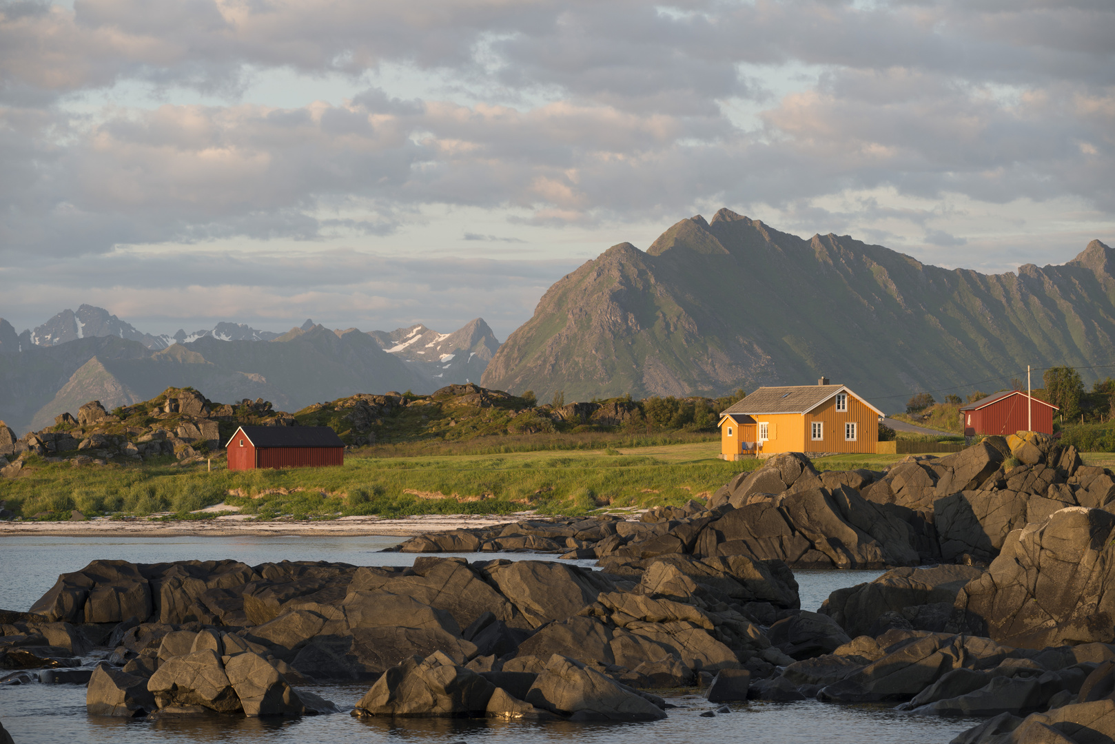 Blick auf die Küste von Gimsøya auf den Lofoten