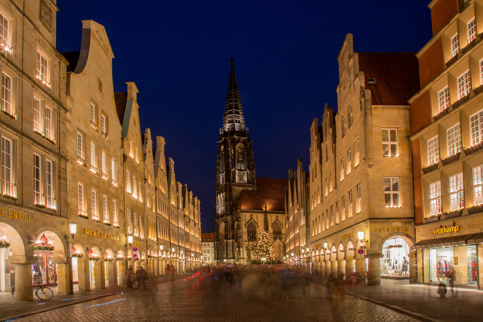 Blick auf die Lambertikirche am Prinzipalmarkt in Münster an Weihnachten 2015