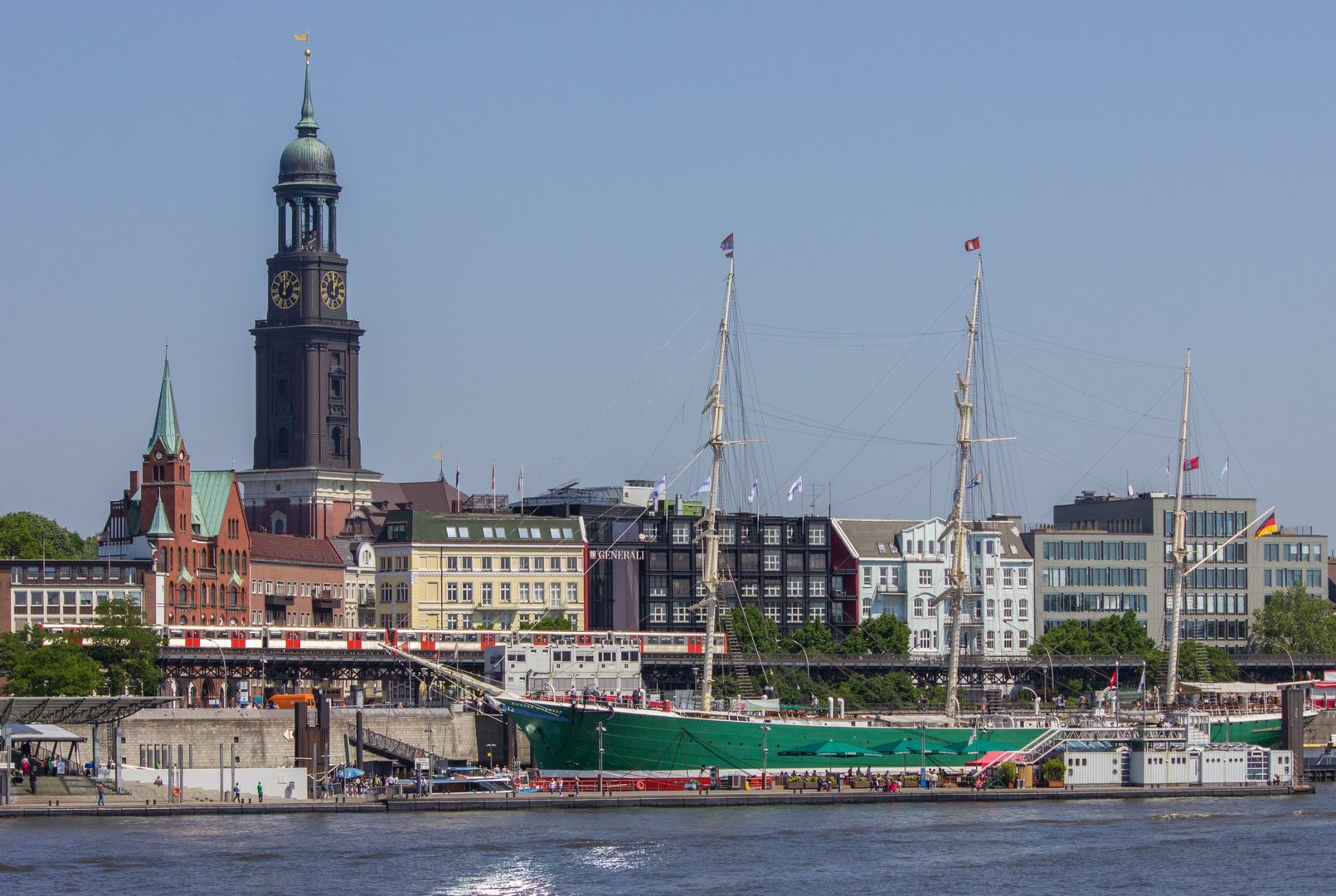 Blick auf die Landungsbrücken und den Hamburger Michel