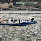 Blick auf die Landungsbrücken und Wasserschutz Polizei