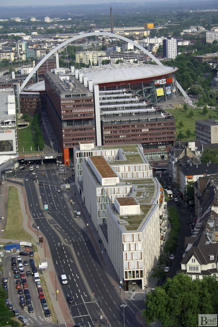 Blick auf die Lanxess Arena im Hintergrund