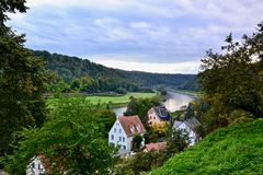 Blick auf die letzten Häuser von Wehlen