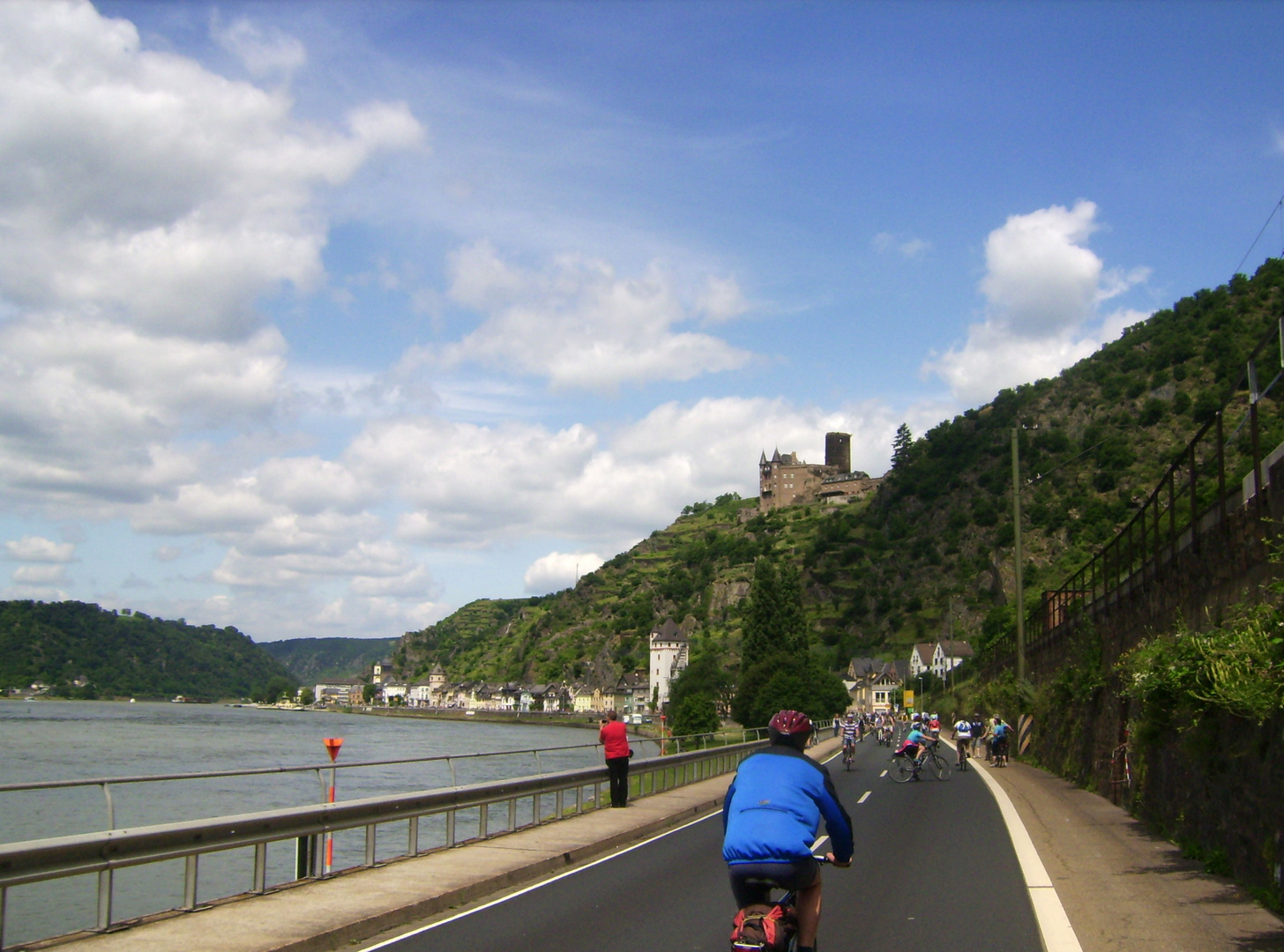 Blick auf die Loreleystadt Sankt Goarshausen , sowie Burg Katz