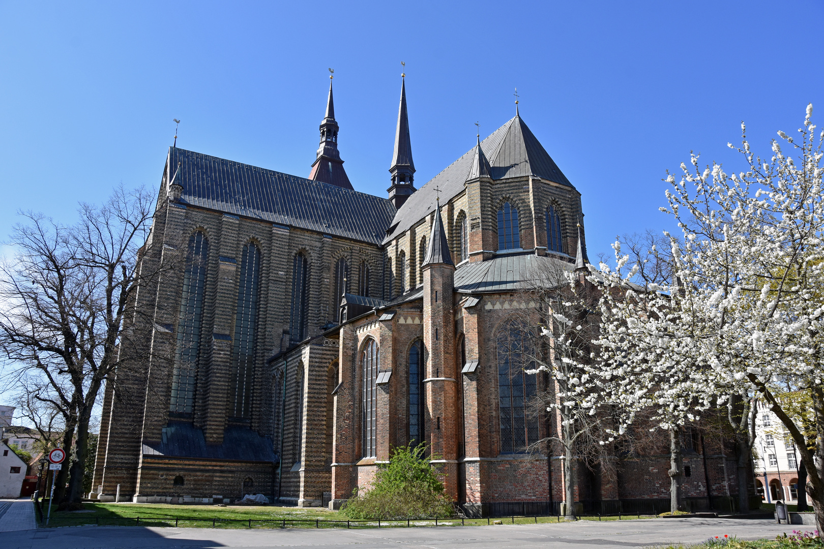 Blick auf die mächtige Marienkirche im Zentrum von Rostock