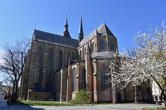 Blick auf die mächtige Marienkirche im Zentrum von Rostock