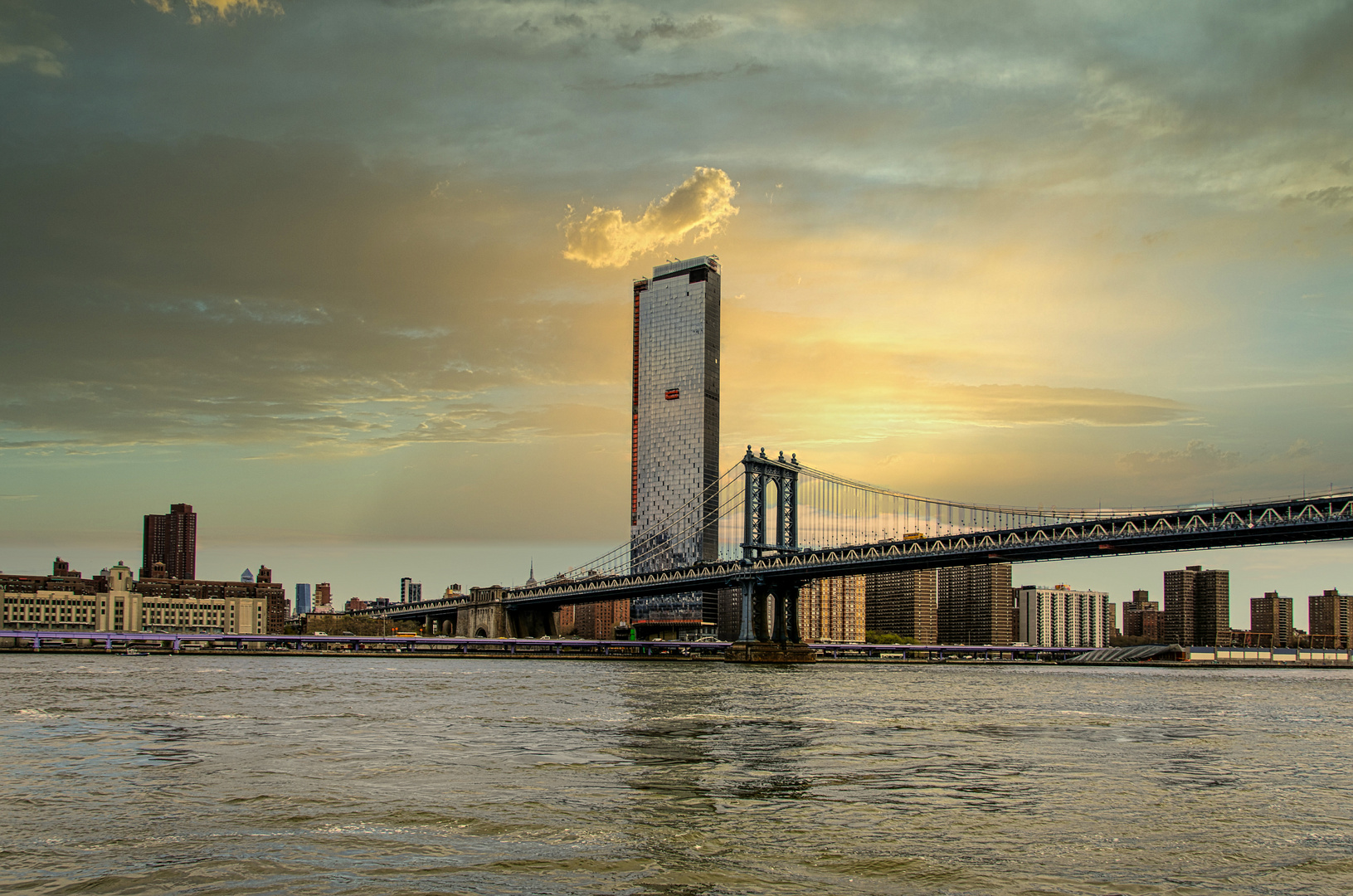 Blick auf die Manhattan Brigde abends