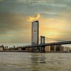 Blick auf die Manhattan Brigde abends