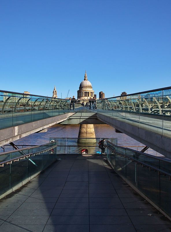 Blick auf die Millennium Bridge