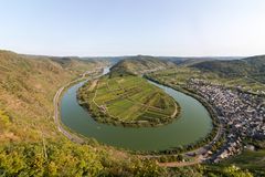 Blick auf die Moselschleife in Bremm