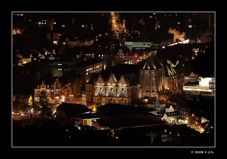 Blick auf die nächtliche Altstadt von Marburg.