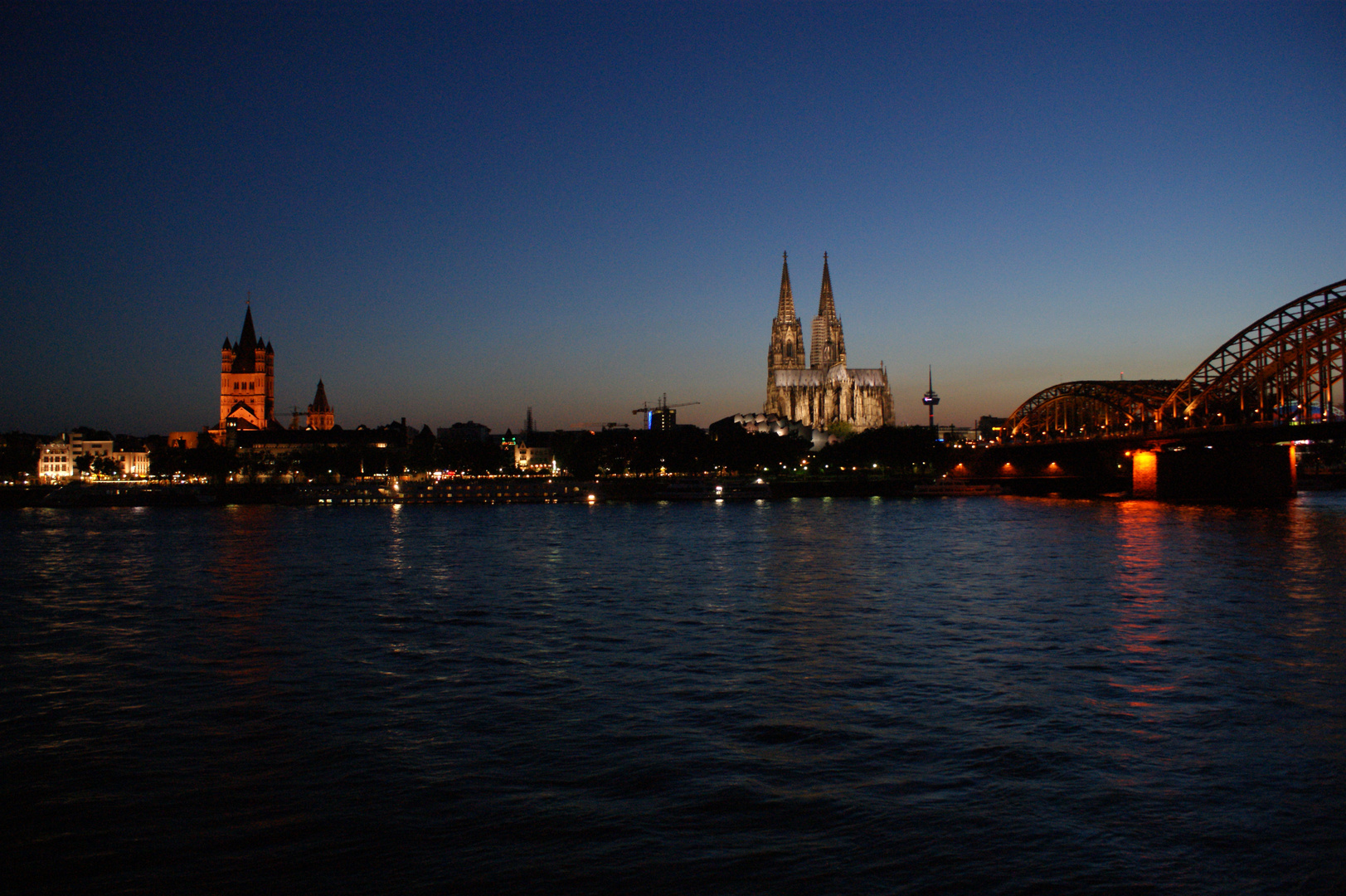 Blick auf die nächtliche Skyline von Köln