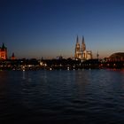 Blick auf die nächtliche Skyline von Köln