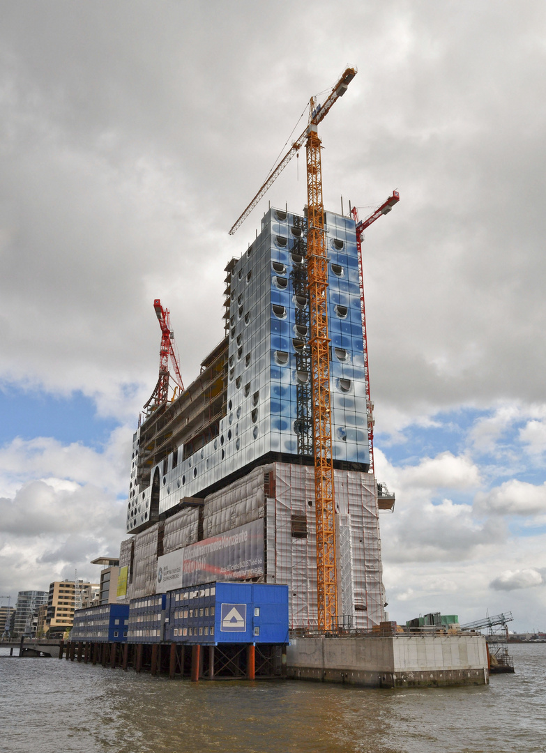 Blick auf die neue Elbphilharmonie