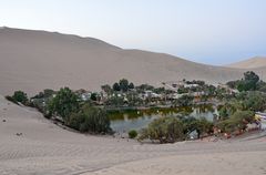 Blick auf die Oase Huacachina.