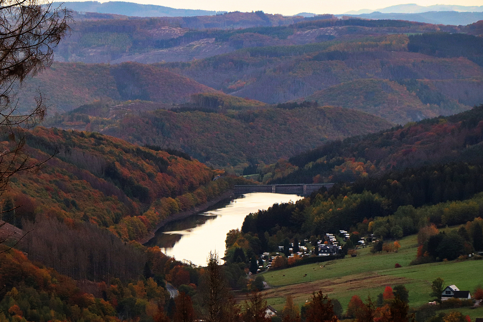 Blick auf die Oestertalsperre und den Campingplatz