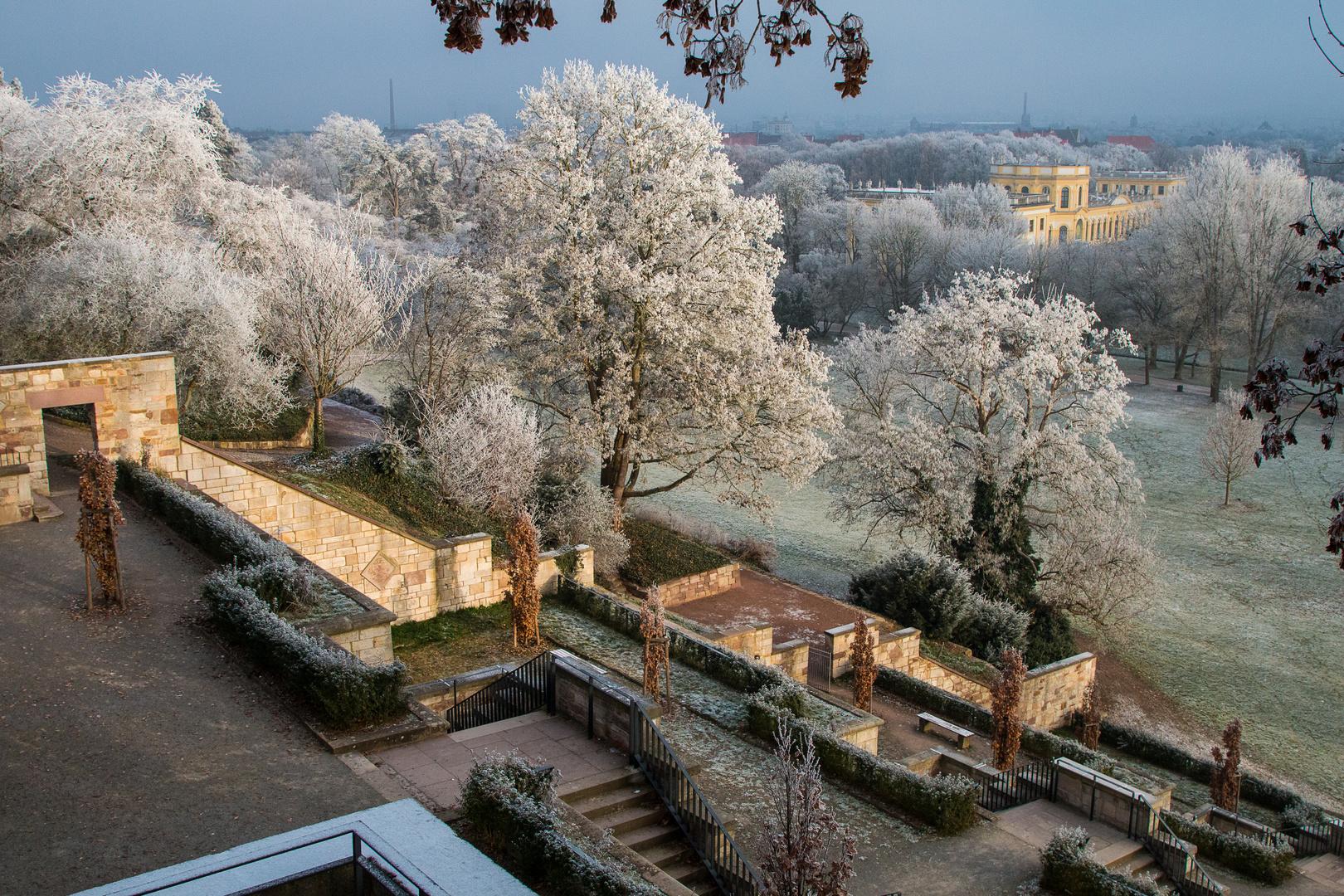 Blick auf die Orangerie im Winterwonderland