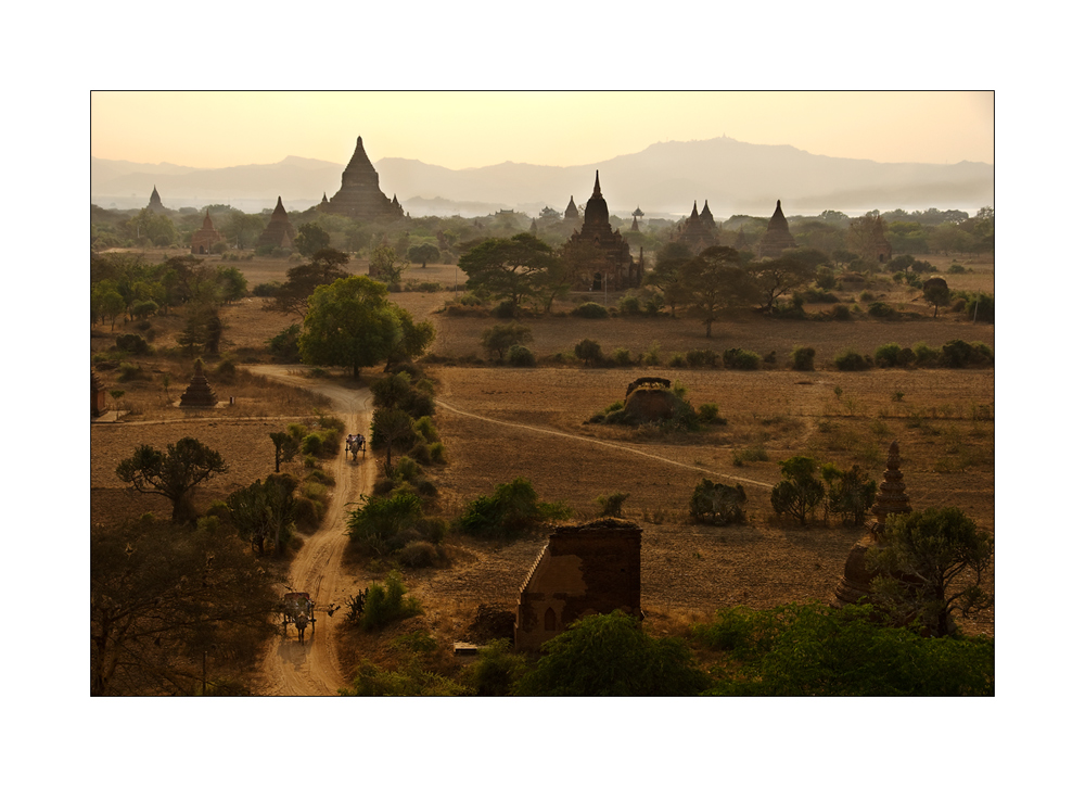 Blick auf die Pagodenlandschaft von Bagan