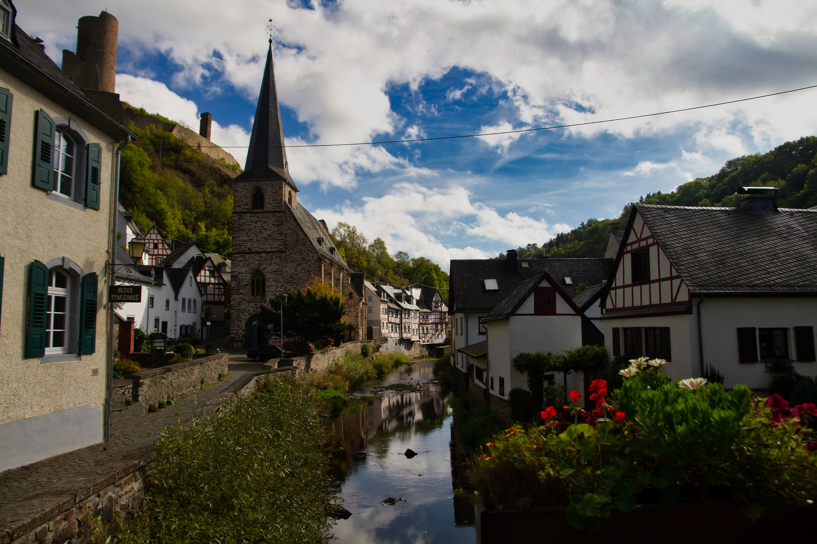 Blick auf die Pfarrkirche Heiligiste Dreifaltigkeit