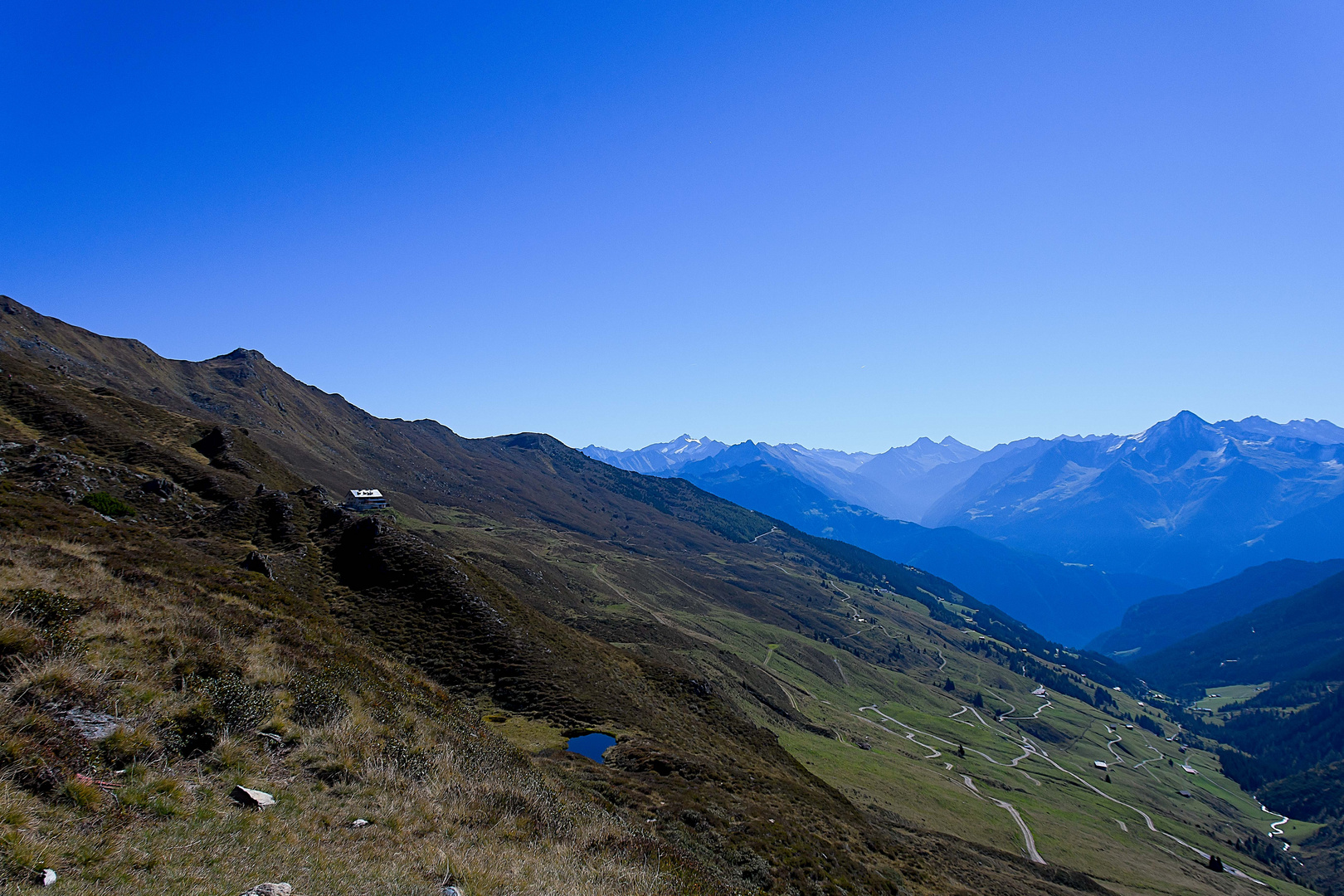 Blick auf die Rastkogelhütte; im Hintergrund der Alpenhauptkamm