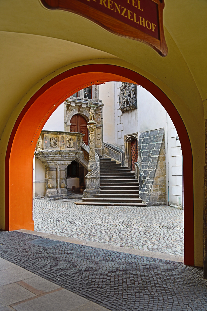 Blick auf die Rathaustreppe in Görlitz