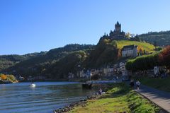 Blick auf die Reichsburg Cochem vom Moselufer (IMG_1978)