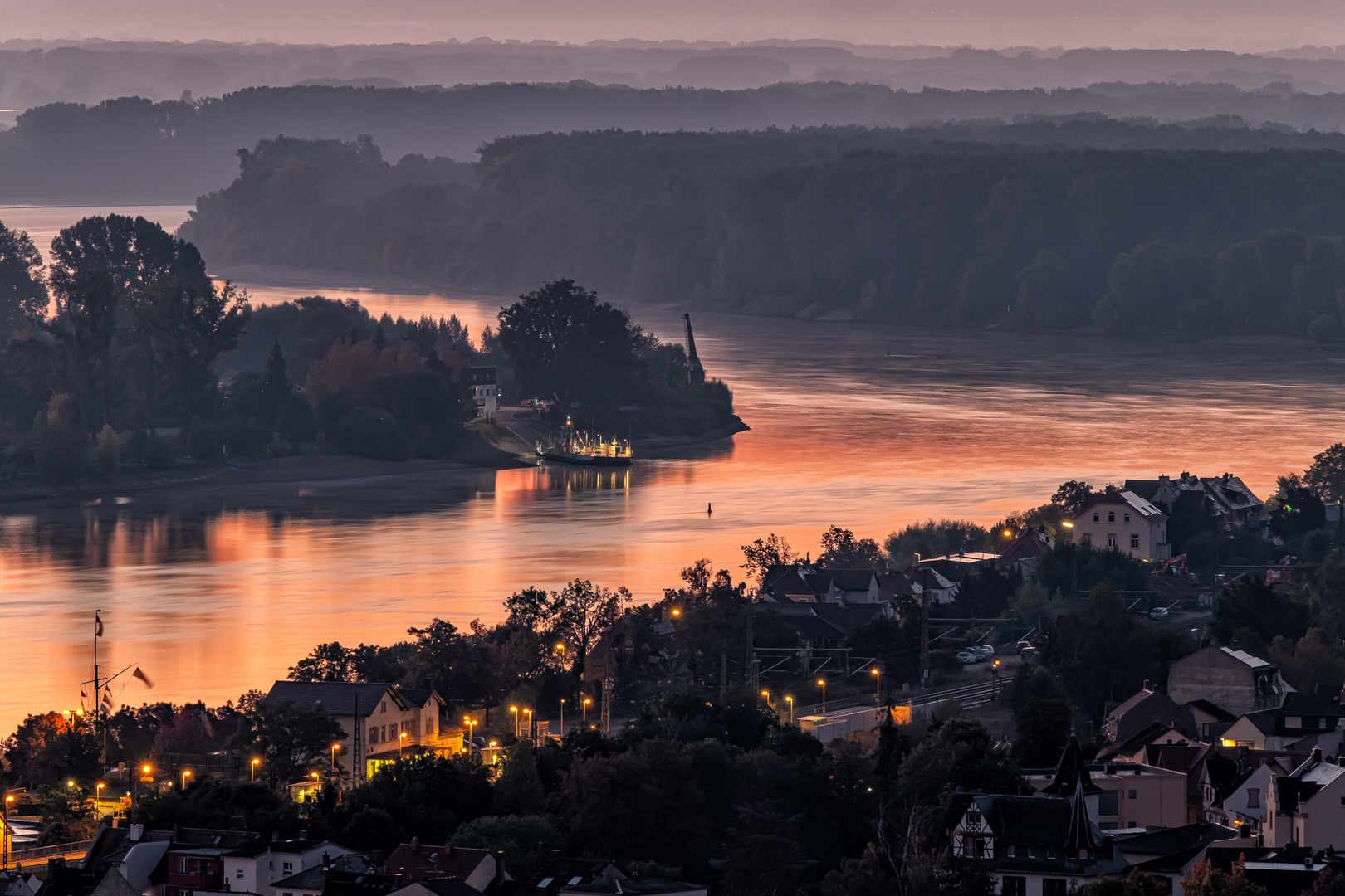 Blick auf die Rheinfähre in Nierstein