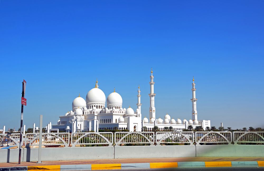 Blick auf die riesige Scheich-Zayid-Moschee
