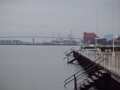 Blick auf die Rügenbrücke vom Strandbad in Stralsund