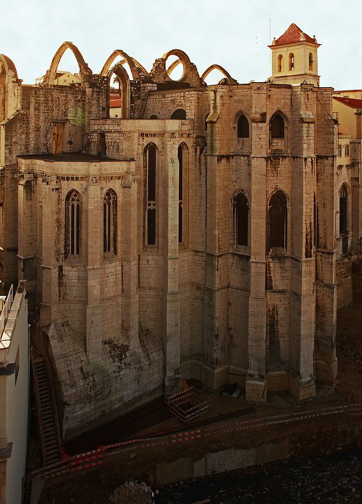 Blick auf die Ruine der Igreja do Carmo.