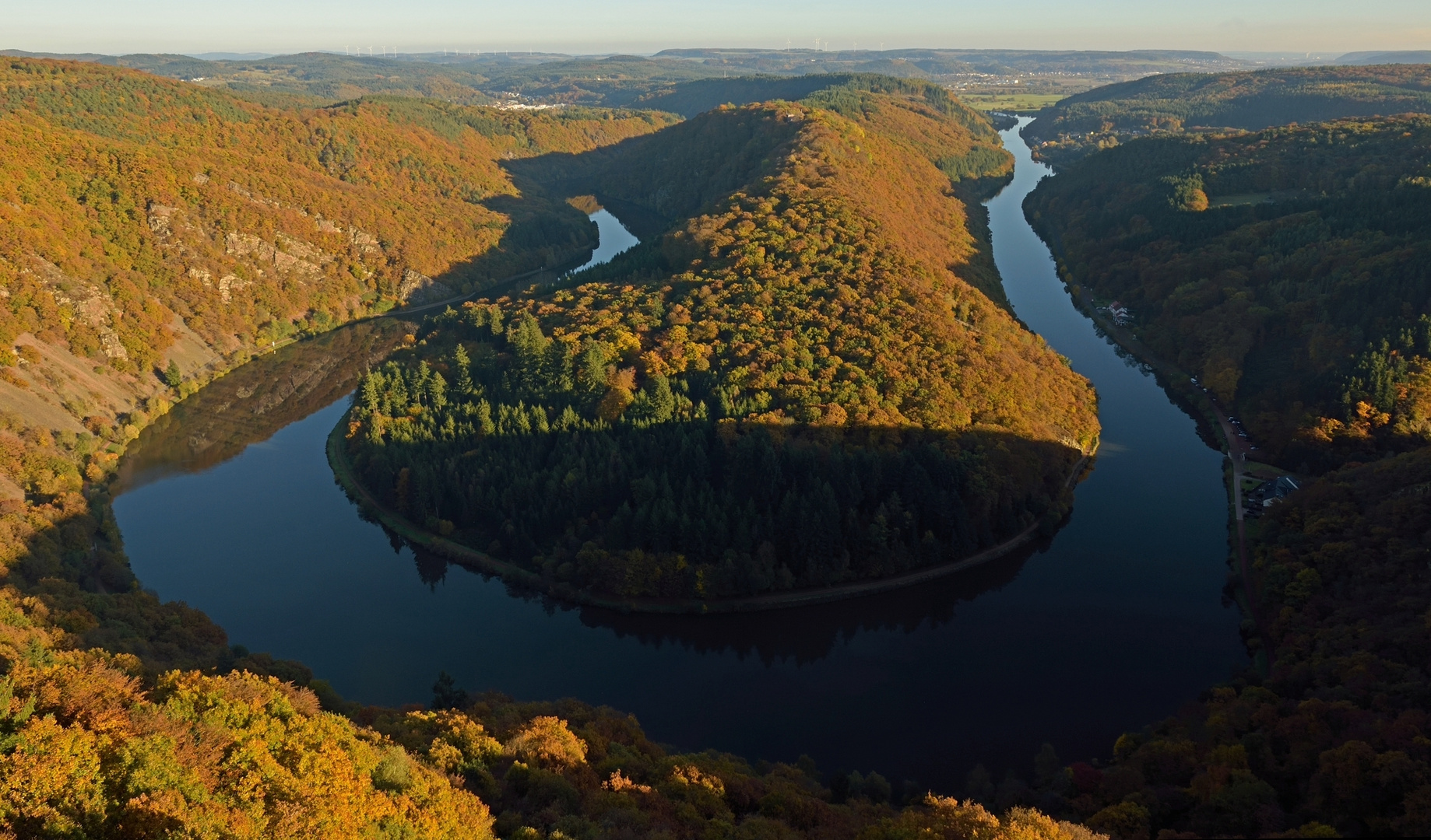 Blick auf die Saarschleife von dem neuen Aussichtsturm (Baumwipfelpfad).