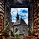 Blick auf die Schlosskapelle Liedberg durch das Gemäuer