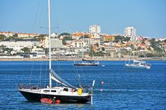 Blick auf die schöne Küstenstadt Cascais bei Lissabon